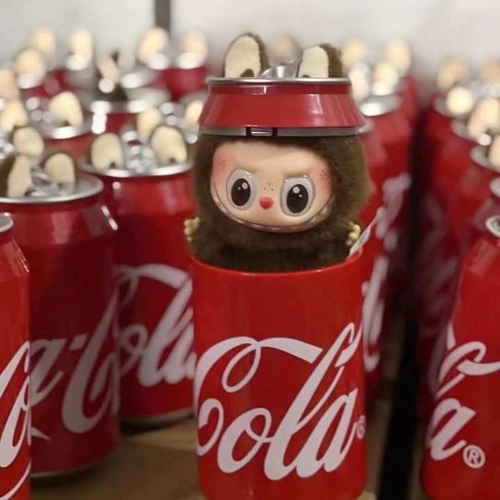 LaBubu figura Coca-Cola dobozában, plus, puha és bolyhos, barna, 25 cm