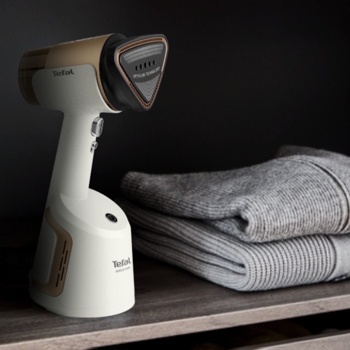 Aparat de calcat vertical cu abur Tefal AeroSteam DT9820F0, 1400W, abur variabil 0 - 20 g/min, 3 niveluri de aspirare, rezervor apa 100 ml, talpa monotemp, autonomie 6 minute, alb & auriu