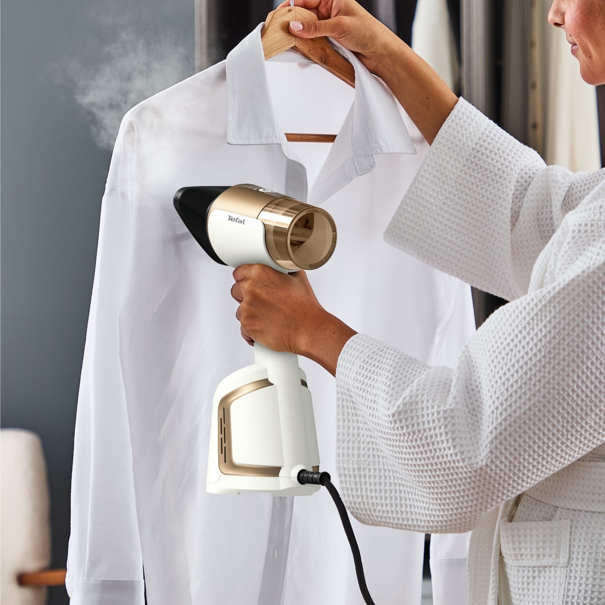 Aparat de calcat vertical cu abur Tefal AeroSteam DT9820F0, 1400W, abur variabil 0 - 20 g/min, 3 niveluri de aspirare, rezervor apa 100 ml, talpa monotemp, autonomie 6 minute, alb & auriu