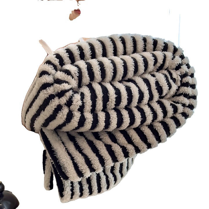 Patura din fleece, design in dungi, 1.8x2.0m, negru-alb