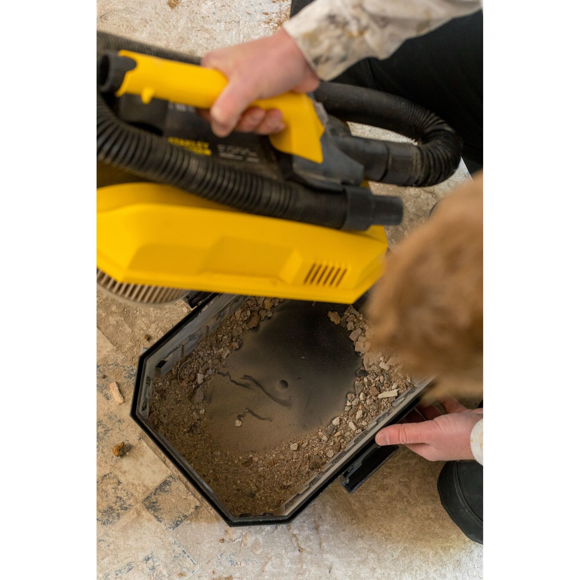 Aspirator cu acumulator FatMax FMC795B-XJ, 18V, capacitate rezervor 7.5L, furtun 2.4m, 945L/min
