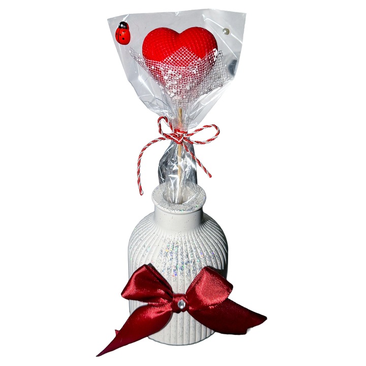 Vaza Decorativa Handmade cu Aranjament Inima Rosie din Ceara de Soia si Snur Martisor, Accesorizata cu Funda Satinata, Alb/Rosu, Cadou Ideal 1-8 Martie, Valentine's Day, Dragobete