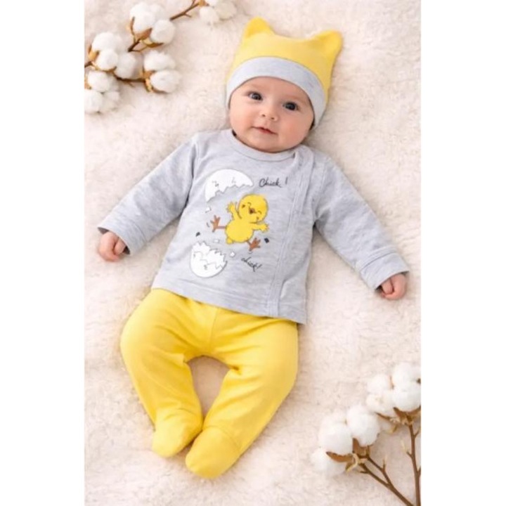 Set bebelus 3 piese bumbac cu imprimeu pui, bluza cu capse, pantaloni cu botosei, caciulita, multicolor, 56-62 cm