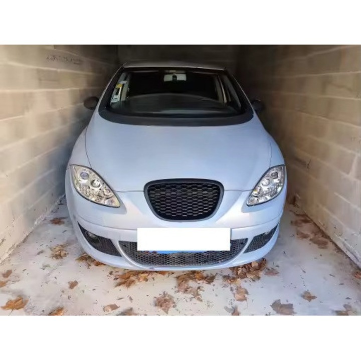 Grila Centrala Bara Fata tip Fagure compatibila cu Seat Leon 1P, Altea, Toledo, finisaj Negru Mat