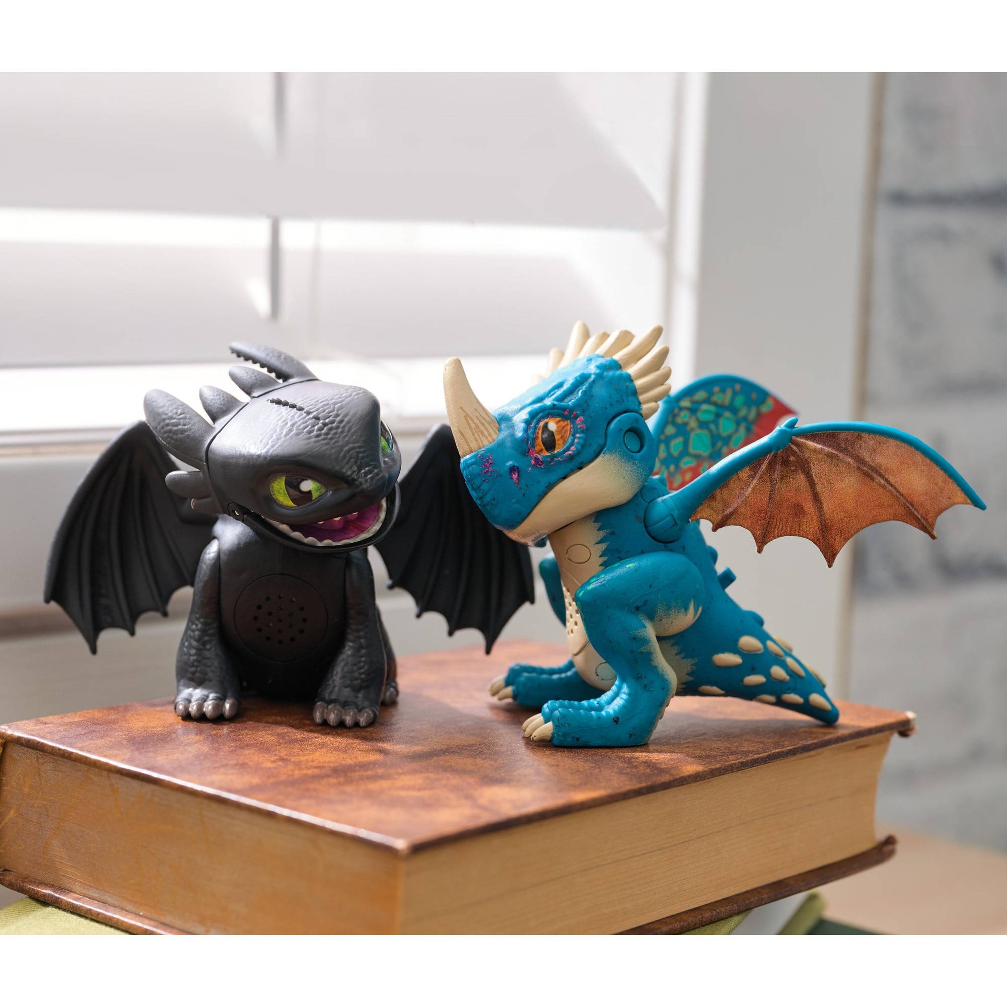 Cum sa-ti dresezi dragonul Deadly Nadder Figurina interactiva care