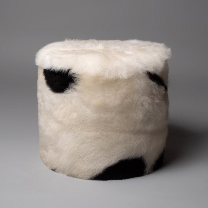 Кръгла табуретка, Tofi, естествена агнешка кожа, натурален цвят, 45x45cm