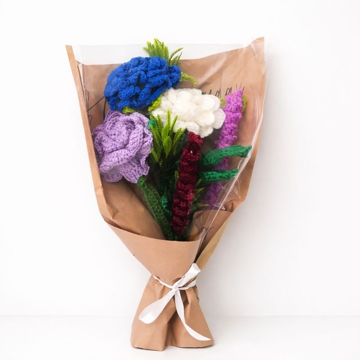 Buchet flori crosetate – Trandafiri si lavanda decorative textile multicolore