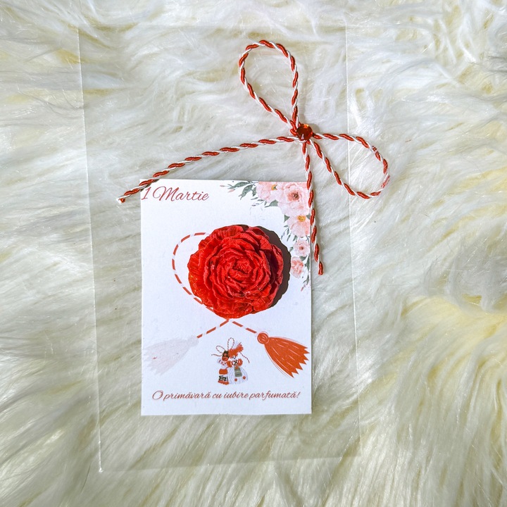 Kézzel készített Martisor Vörös Szójaviasz Rózsa, Illusztrált Kártya „Egy illatos tavasz szeretettel”, Átlátszó Csomagolás