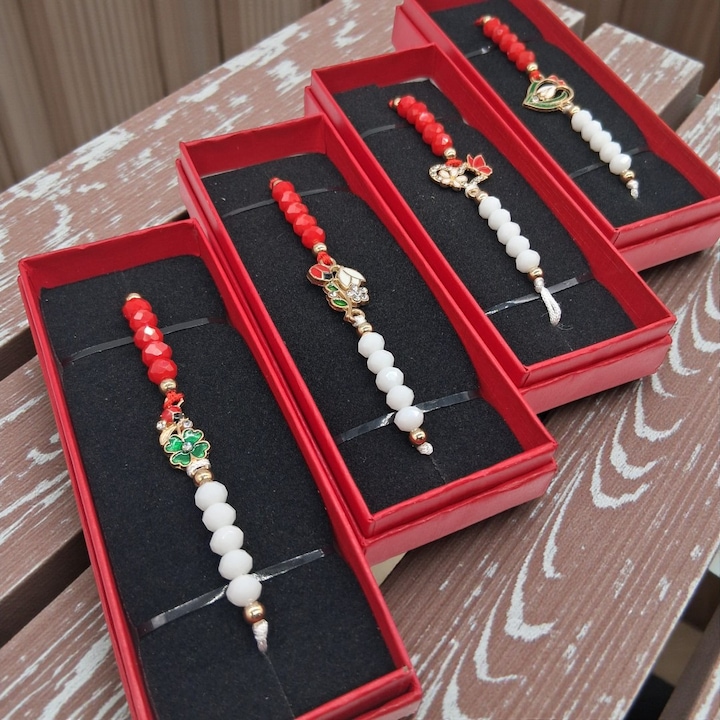 Esenta in Alb si Rosu: Set 4 Bratari Martisor din Margele pe Fundal de Catifea