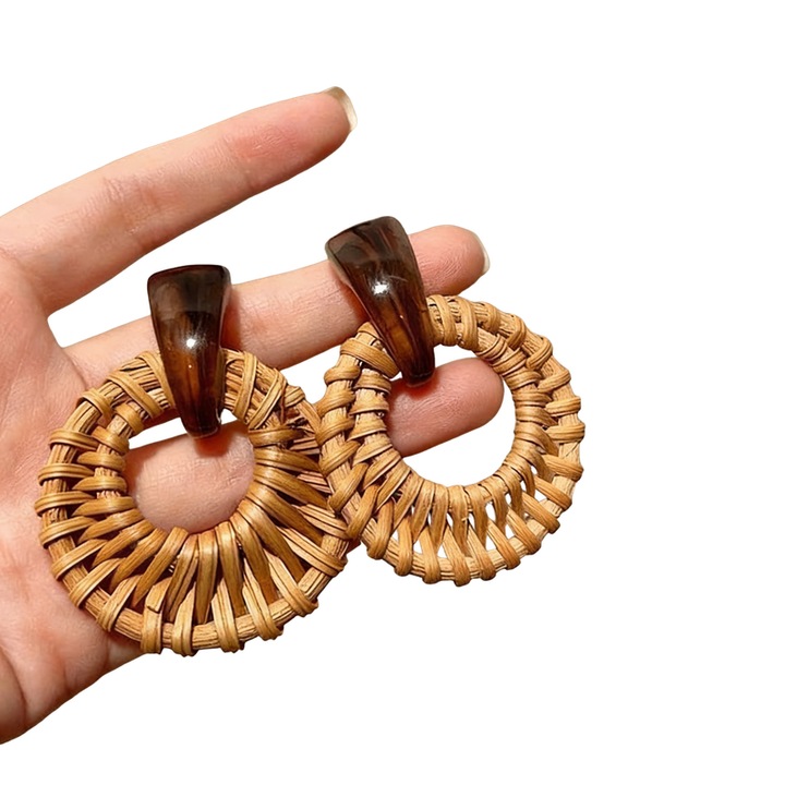 Cercei din iarba de bambus si ratan natural impletit, accesorii de urechi in stil de vacanta la plaja, design unic si exagerat cu cerc mic, culoare cafea