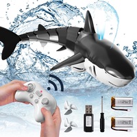 Baowor® Barca cu telecomanda, Jucarii Rechin barca cu telecomanda Functie Pulverizare Apa si Lumini, barci telcghidate copii, poate accelera inainte si balansa la stanga si la dreapta, 2 baterii, telecomanda anti-interferenta fara fir de 2,4 GHz negru