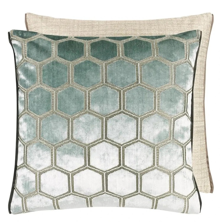 Perna decorativa DESIGNERS GUILD MANIPUR 55x55cm, argintie, 50% poliester, 45% viscoza, 5% bumbac