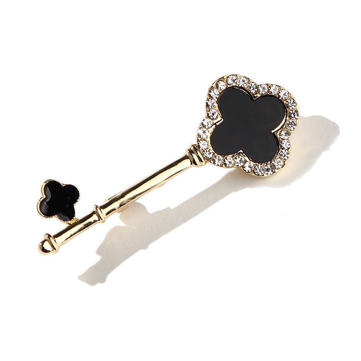 Brosa eleganta in forma de cheie cu motiv de trifoi cu patru foi, aurie cu baza din masa perlata neagra, 5,6x2,2cm