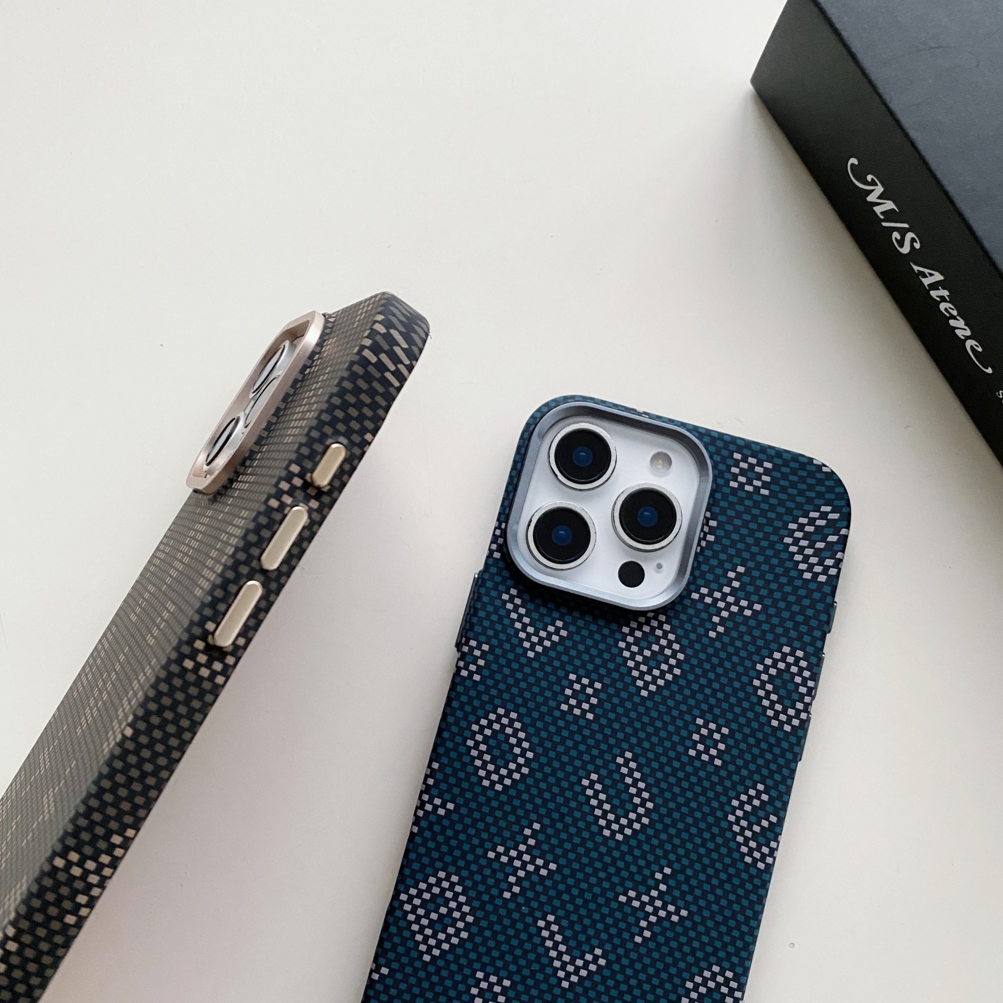 Carcasa Magnetica, Flippy, Compatibila Apple iPhone 17, din Fibra de Carbon, Litere Fosforescente, Maro