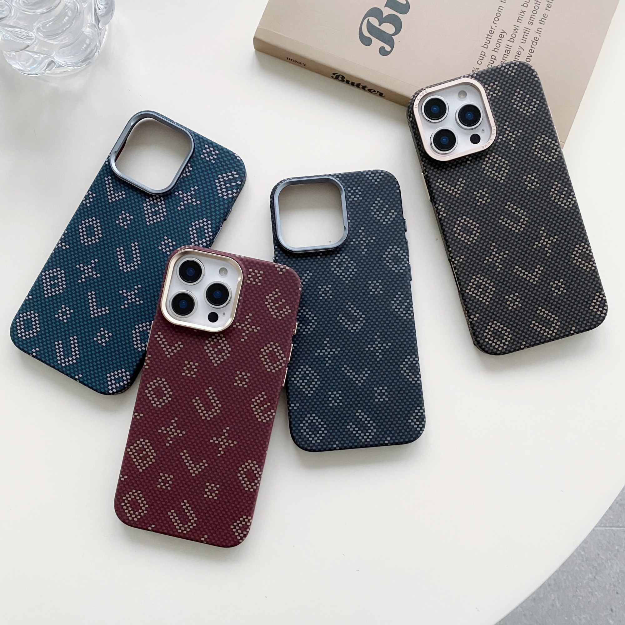 Carcasa Magnetica, Flippy, Compatibila Apple iPhone 17, din Fibra de Carbon, Litere Fosforescente, Maro