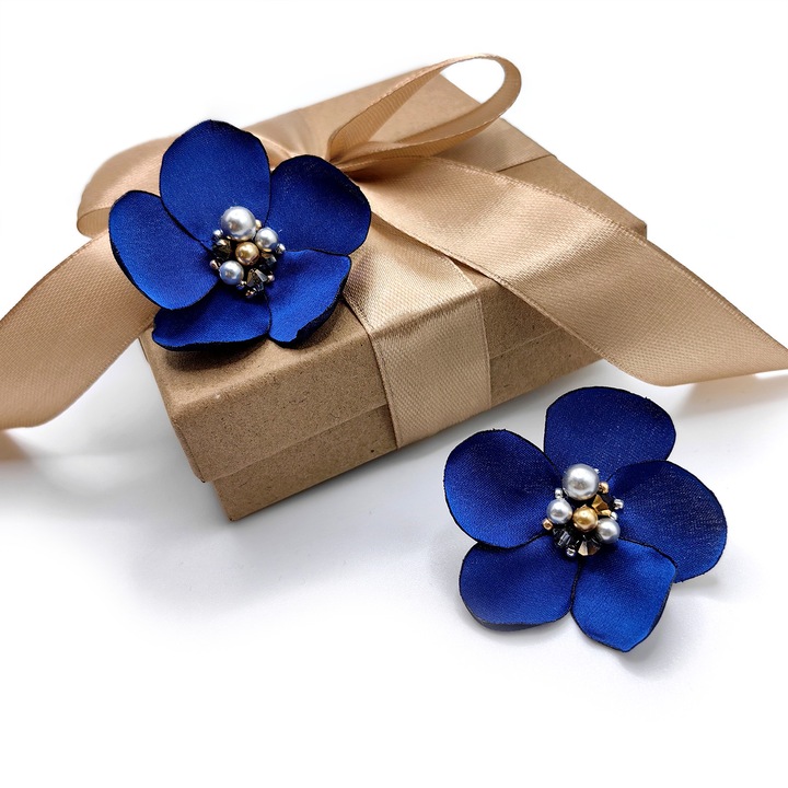 Cercei floare din matase satinata, Corizmi, Sublime, tortite din otel inoxidabil, albastru