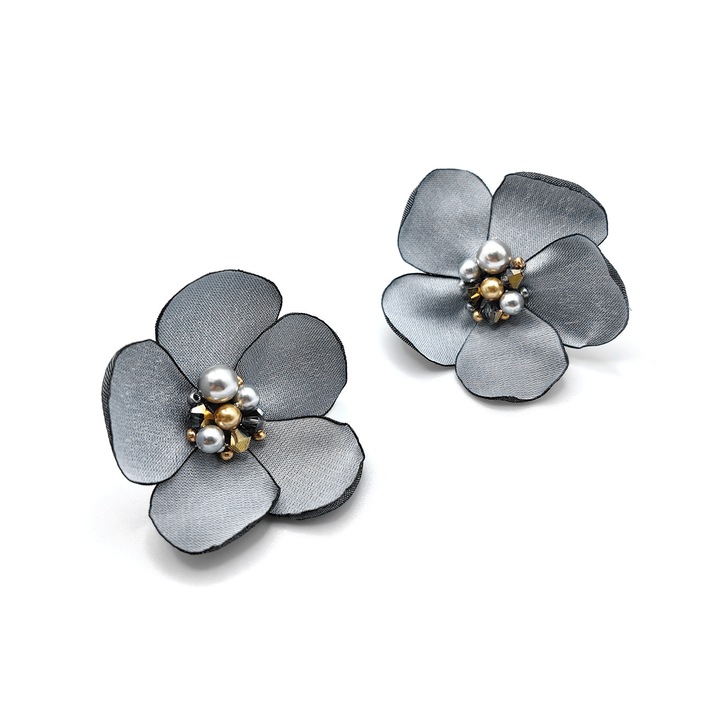 Cercei floare din matase satinata, Corizmi, Sublime, tortite din otel inoxidabil, argintiu