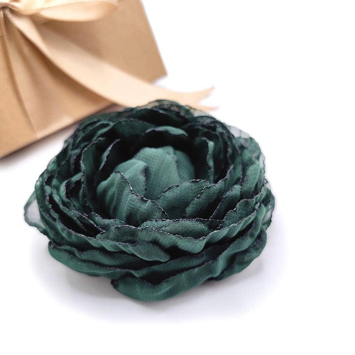 Brosa eleganta floare bujor, Corizmi, So Sweet, voal verde inchis