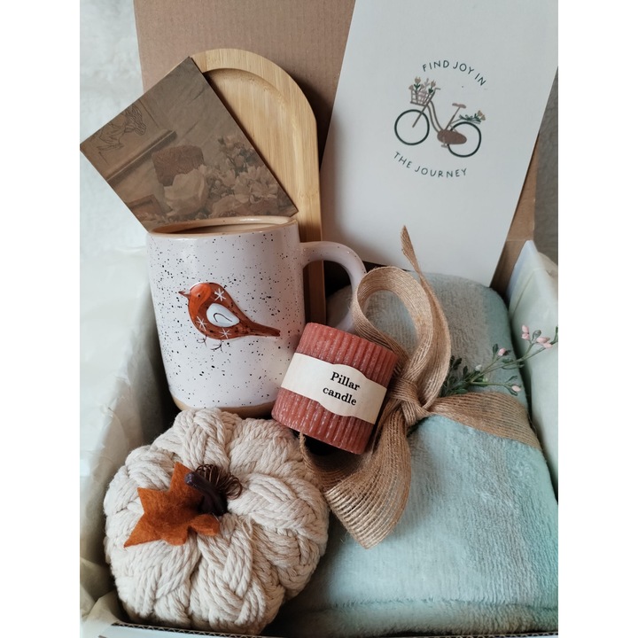 Set cadou confort si relaxare, patura 130x160, cana ceramica, decoratiune textila, lumanare decor, suport bambus