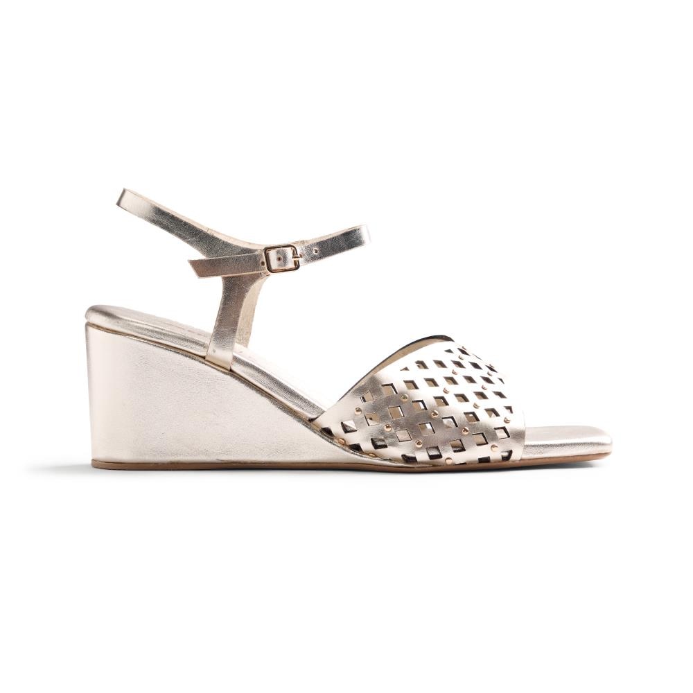 Gioseppo, Sandale wedge de piele cu perforatii si nituri, Auriu platinat, 39