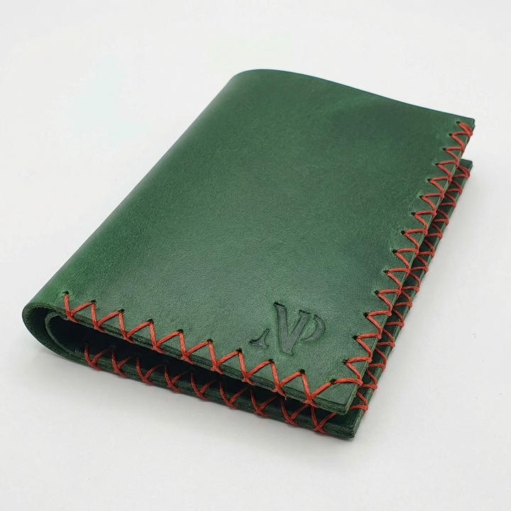 Portofel barbati Natty Pell vertical handmade piele naturala verde, cusatura in X rosie, 6 carduri, CI si permis