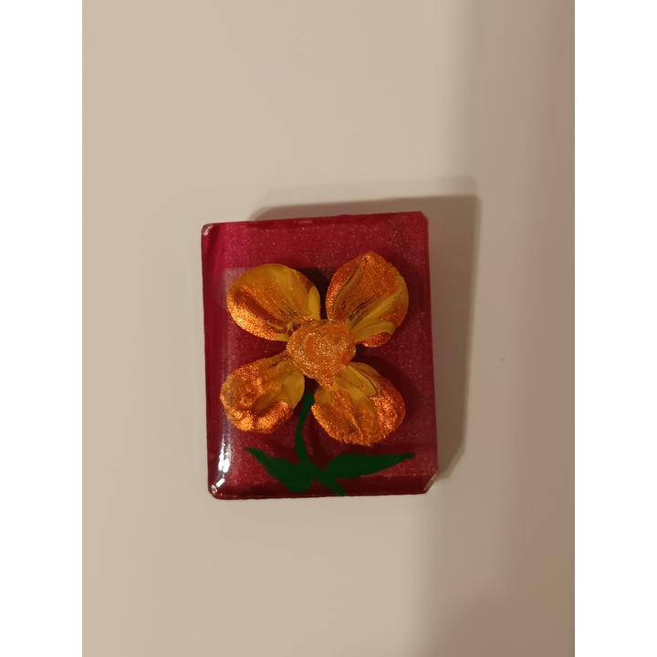 Martisor pictat manual pe sticla si rasina