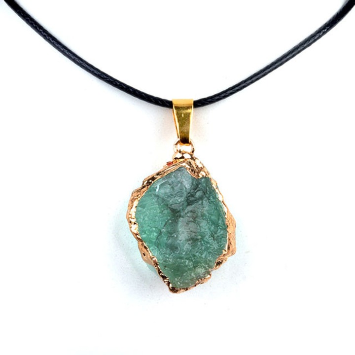 Pandantiv Verde natural, cristal neregulat, snur negru ajustabil, 2.5x3.5cm