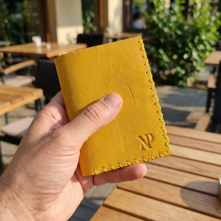 Portofel barbati vertical handmade din piele naturala galben mustar, cusatura in X, 6 carduri, CI si permis – Natty Pell