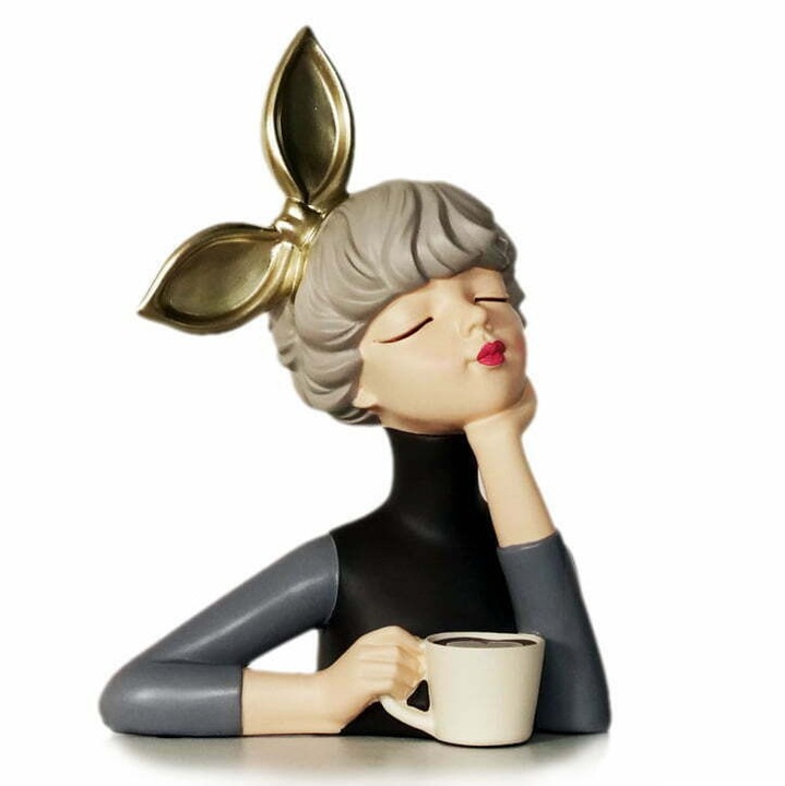 Figurina decorativa femeie cu cana de cafea, Estilo Home, 29x21cm