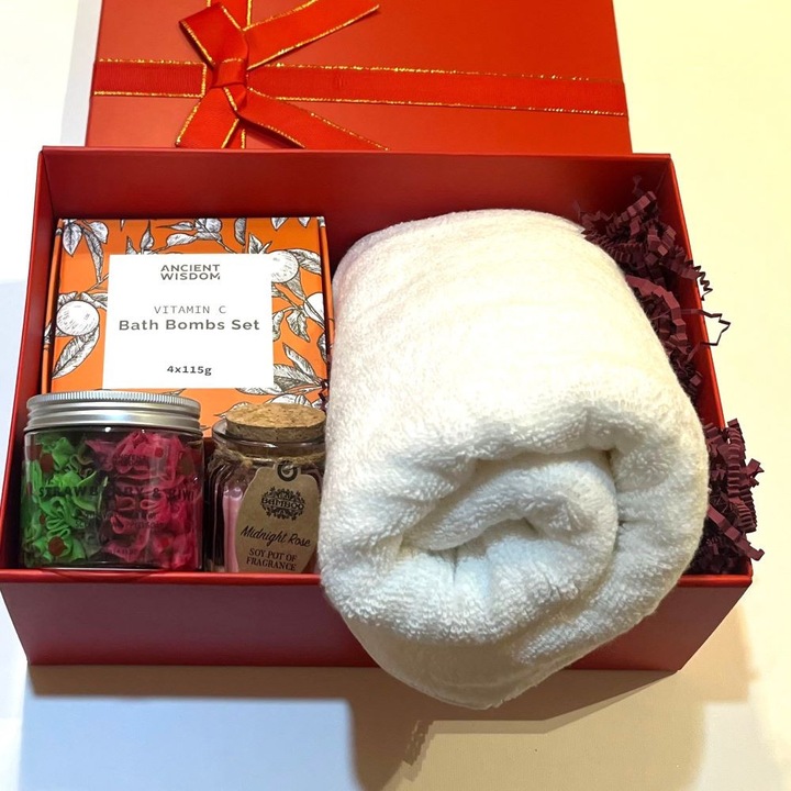 Премиум СПА подаръчен комплект за жени, 4 бомби за баня с Вит. С, 100% памучна кърпа, Сапун "Ягода Киви Сметана", Ароматна соева свещ "Роза", подаръчна кутия, 1, 8 Март, Свети Валентин, рожден ден