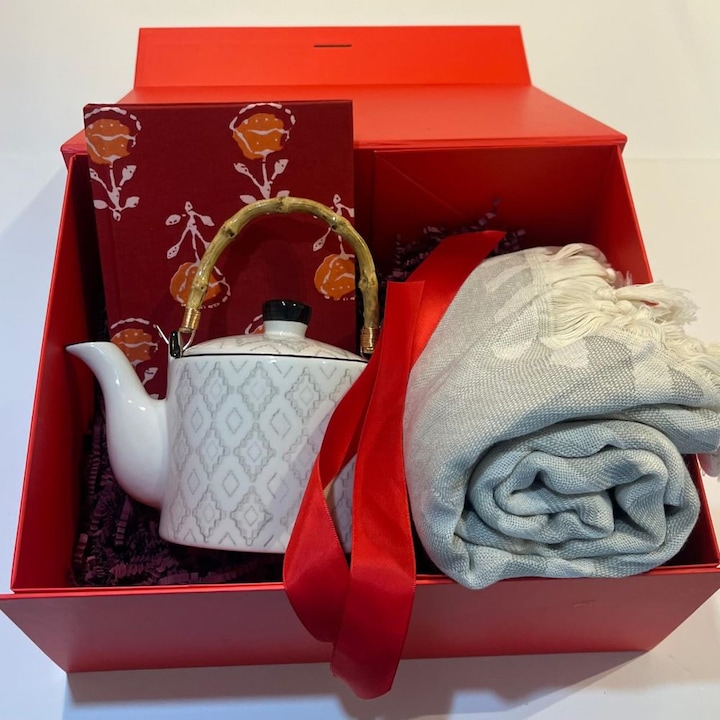 Set cadou DeLux pentru femei-Ceainic ceramica cu bambus, Prosop plaja, SPA, piscina premium, 100 % bumbac, Agenda din Bumbac cu Trandafiri, cutie cadou rosie, 1, 8 Martie, Valentine’s Day, aniversari