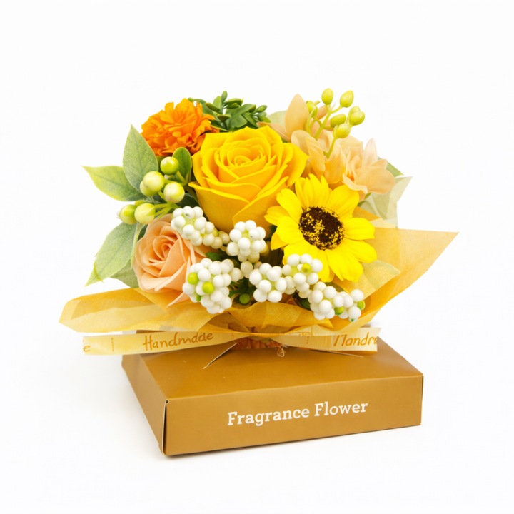 Флорална аранжировка в подаръчна кутия Ароматни цветя, букет от рози и изкуствени жълти цветя, 11x11x14 см, декоративен, идеален подарък за жени