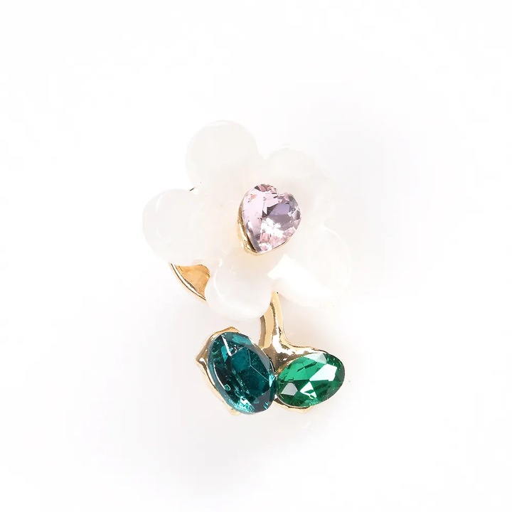 Brosa martisor floare alba cu inima roz