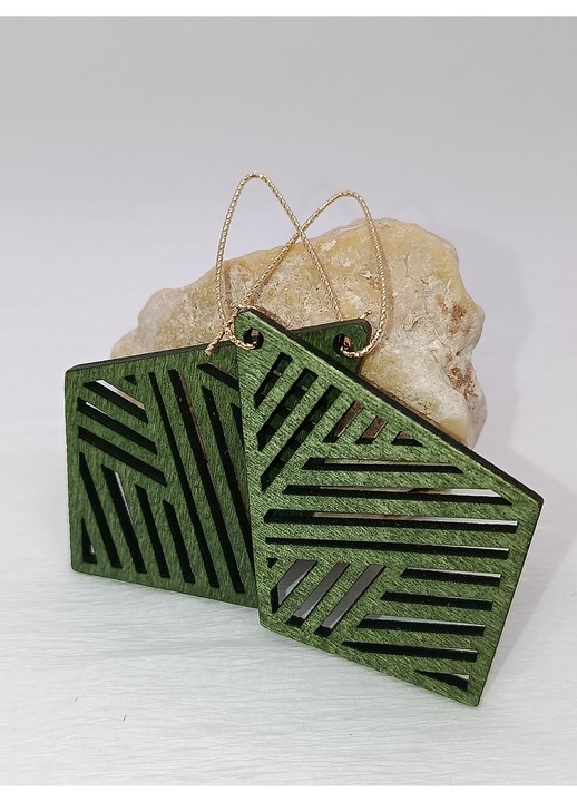 Cercei Handmade Geometric Forest, romburi din lemn verde, 7cm, hipoalergeni