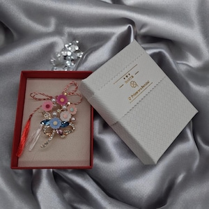 Brosă mare Martisor Vision XXI, Buchet "Grădina Fermecată", flori pastelate, cristale, cutie premium