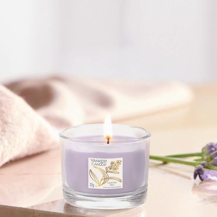 Малка свещ Lavender Bliss, Yankee Candle, аромат на лавандула, орхидея и кедър, 7см