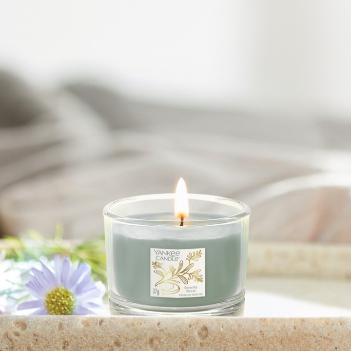 Mini lumanare Serenity Stone Yankee Candle, aroma de iarba de dune, muschi marin, 7x7cm