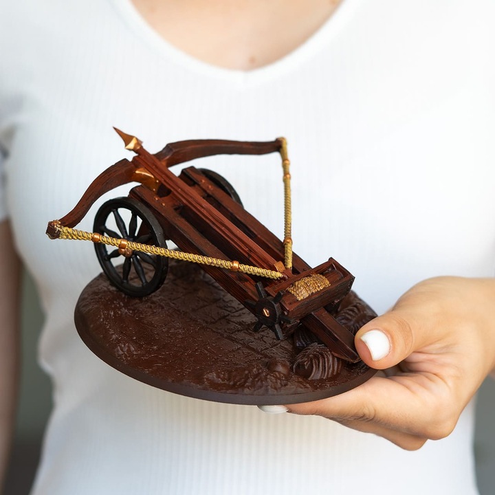 Dekoratív makett, Középkori ballista ostromfegyver, Tartóval és üdvözlőkártyával, Kézzel festett