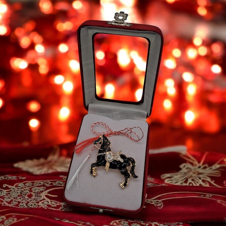 Martisor Brosa Mare, Cal Negru Imperial cu Cristale, in cutie de catifea rosie cu fereastra de sticla, VisionXXI