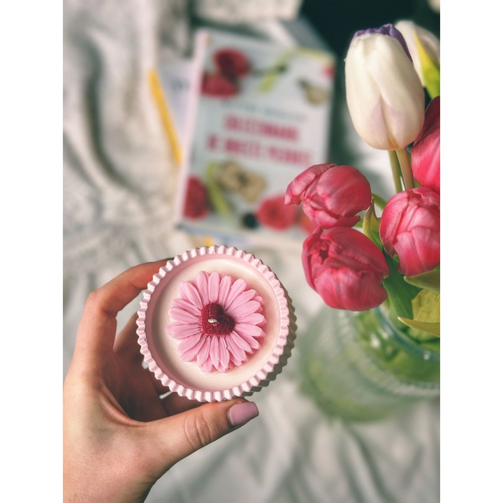 Lumanare parfumata din soia, Daisy Heart Premium, CandlyON, handmade, trandafiri, ceara naturala din soia, ardere 20 h, 90 g