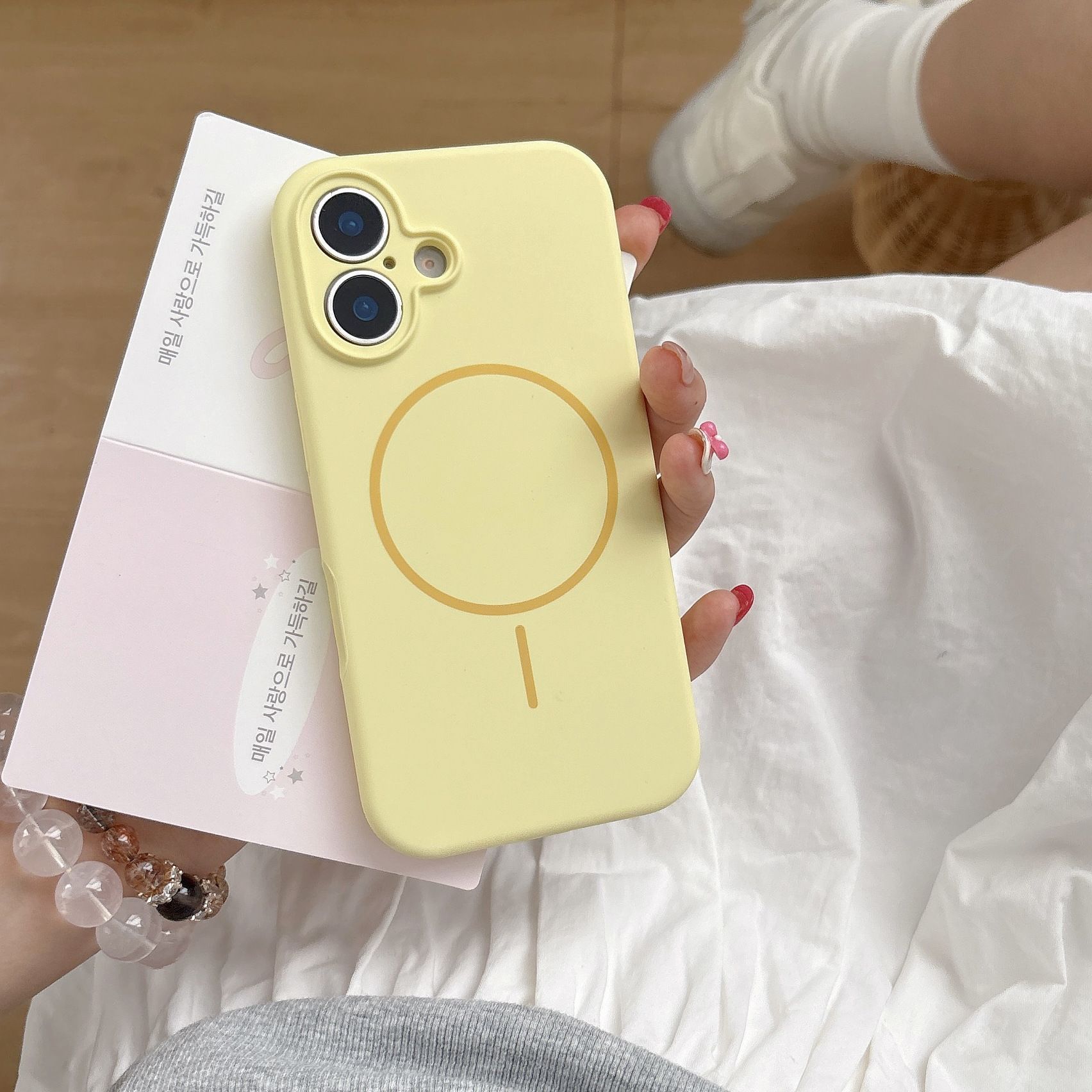 Husa de protectie, pentru Apple iPhone 17, Silicone Case, MagSafe, Calitate Premium, Interior din microfibra, Galben