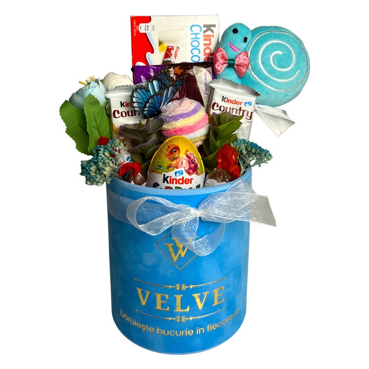 Aranjament cadou pentru baieti- dulciuri Kinder, flori artizanale si ornamente din plus