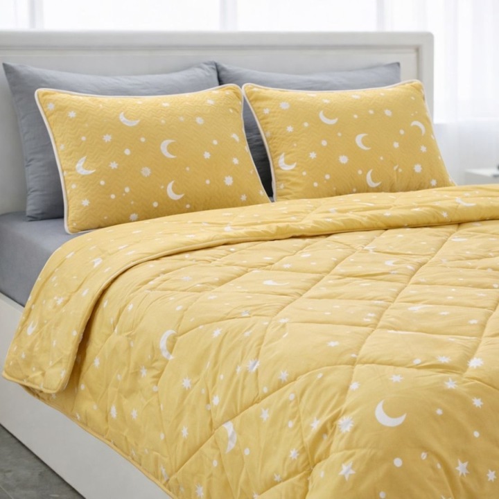 Set pilota pat dublu 200x215cm + 2 perne 50x70 cm, Lenjerii Deosebite, Galben cu luna si stele