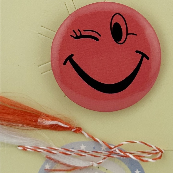 Martisor cu Brosa pentru copii, Jolie, Material Metal, Ambalaj Carton cu Design, Model Zambet de Fata, Rosu