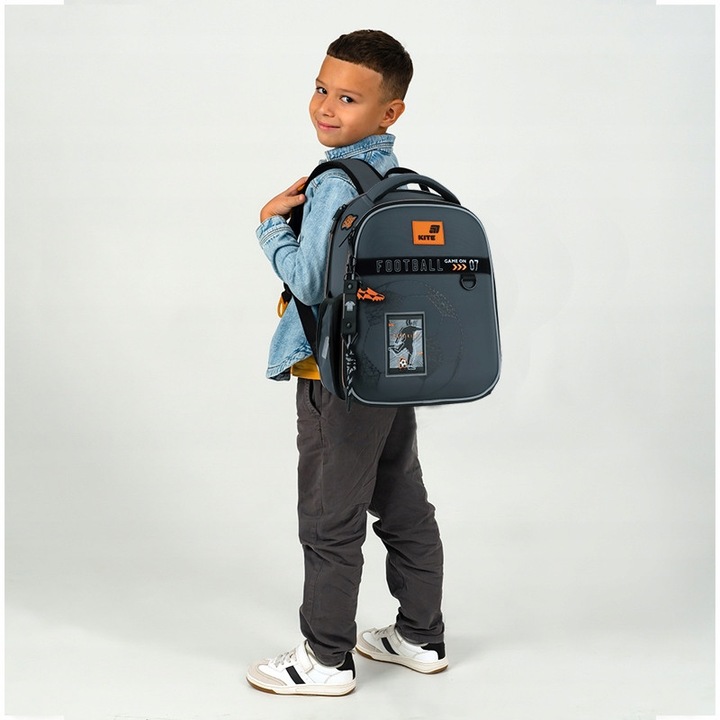 Ghiozdan scolar cu structura rigida pentru baieti de 6 ani, clasa 1, tematica fotbal, cu breloc, gri, Kite