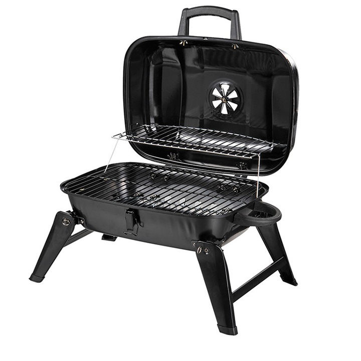 Gratar portabil pentru camping. Dispune de o pedala pliabila, maner de transport, orificii de ventilatie reglabile, capac emailat si design cu plasa in trei straturi,590mmx390mmx360mm. Negru