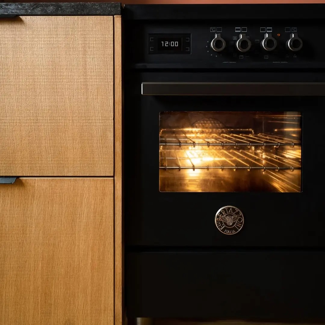 Aragaz cu plita pe inductie Bertazzoni, colectie Professional, latime 100 cm, 5 zone, 2 cuptoare electrice 123 l, temperatura reglabila max. 250°C, 11 functii de gatit, convectie, iluminare interioara, sticla triplustratificata, antracit