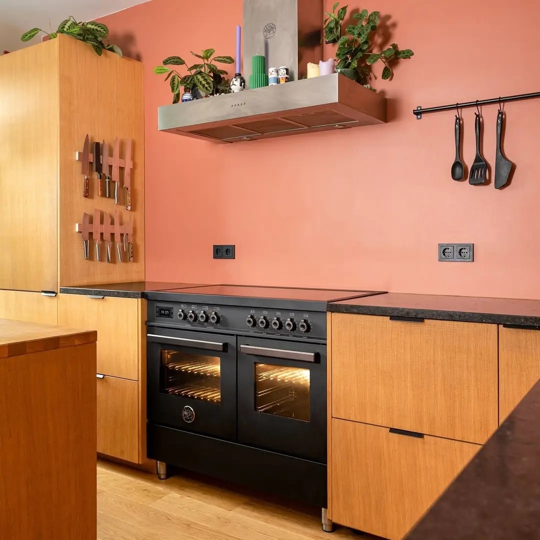 Aragaz cu plita pe inductie Bertazzoni, colectie Professional, latime 100 cm, 5 zone, 2 cuptoare electrice 123 l, temperatura reglabila max. 250°C, 11 functii de gatit, convectie, iluminare interioara, sticla triplustratificata, antracit
