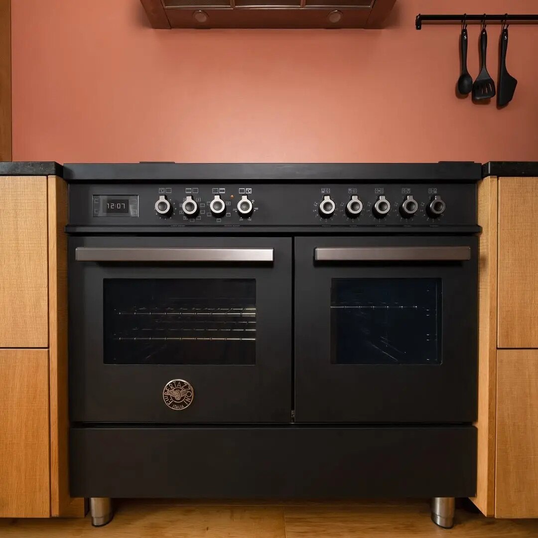 Aragaz cu plita pe inductie Bertazzoni, colectie Professional, latime 100 cm, 5 zone, 2 cuptoare electrice 123 l, temperatura reglabila max. 250°C, 11 functii de gatit, convectie, iluminare interioara, sticla triplustratificata, antracit