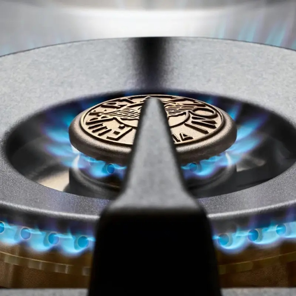Aragaz cu plita pe gaz Bertazzoni, colectie Professional, 90 cm, 6 arzatoare, cuptor electric, capacitate 103 litri, 11 moduri de gatire, temperatura reglabila, termometru cu sonda integrat, panou de control tactil, usa cu inchidere soft-close, rosu